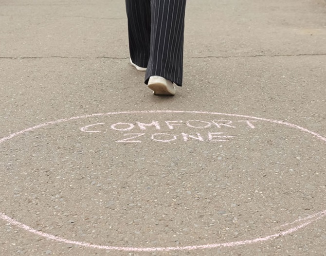 En person har klivit ur en ring på marken där det står "comfort zone".