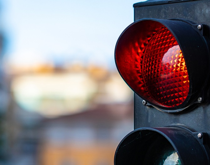 Ett trafikljus som signalerar röt ljus