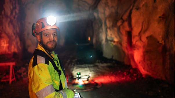 Bild på bakgrund av Bergsäker – en utbildning om bergmekanik och bergvett i underjordsgruva