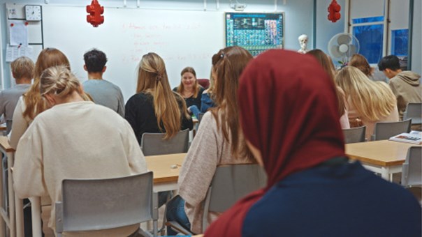 Bild på bakgrund av Arbetsmiljöskolans webbutbildning för skolan