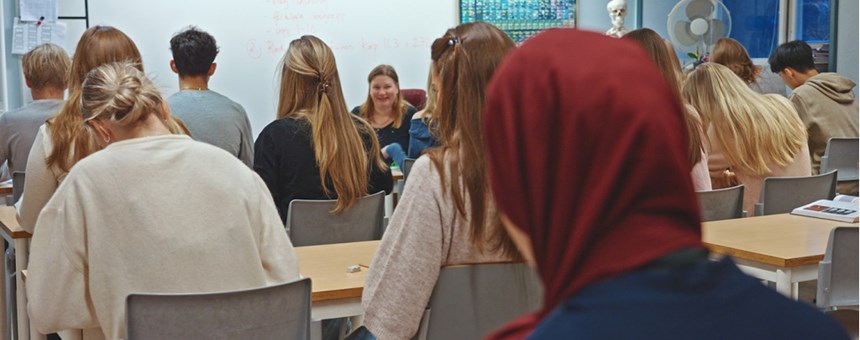 Bild på bakgrund av Arbetsmiljöskolans webbutbildning för skolan