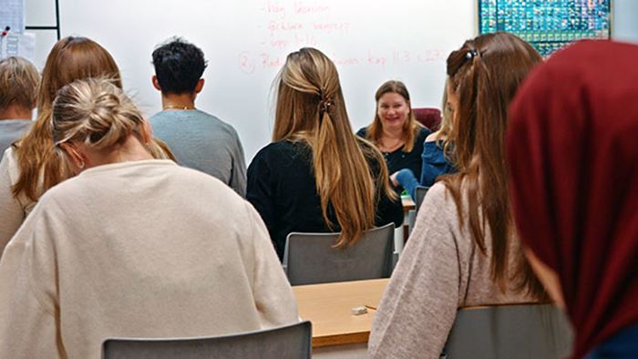 Gymnasieelev frågar lärare om hjälp