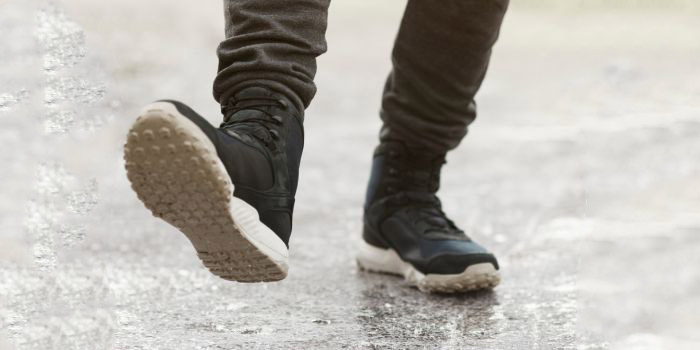 Fötter som går på is
