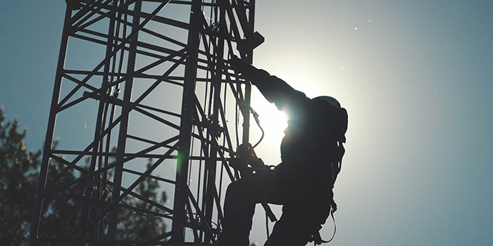 Person som arbetar i mast