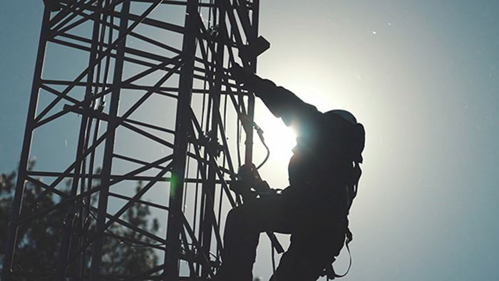 Person som arbetar i mast