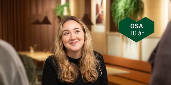 Glad tjej som ser ut att trivas på jobbet