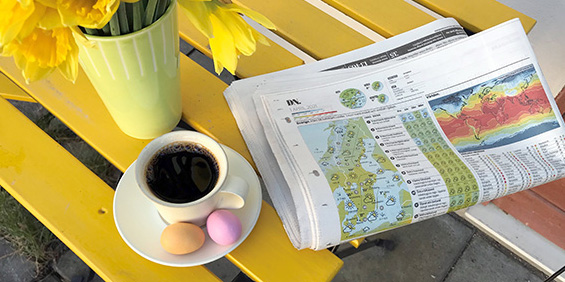 Fötter med julsockor framför brasa