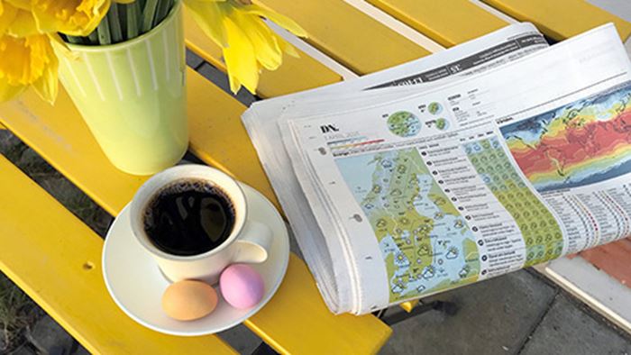 Fötter med julsockor framför brasa