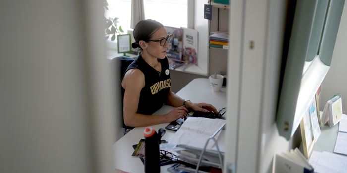 En kvinna arbetar vid en dator