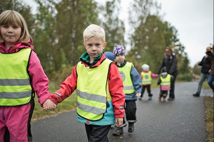 Förskolebarn på promenad, hand i hand