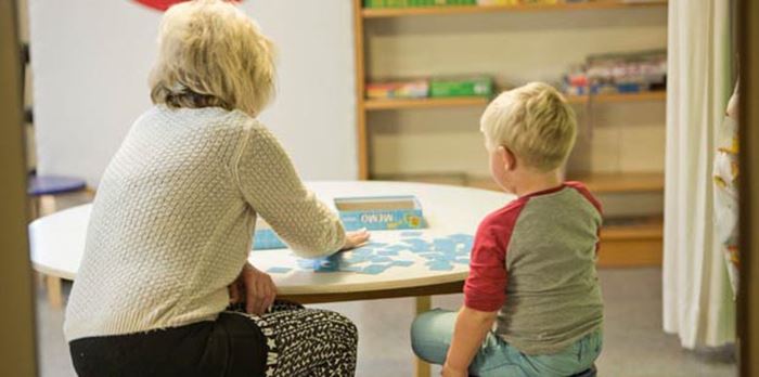Pedagog som spelar memory med ett barn