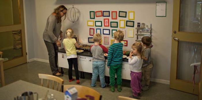 Barn som hämtar mat på Nyarps förskola