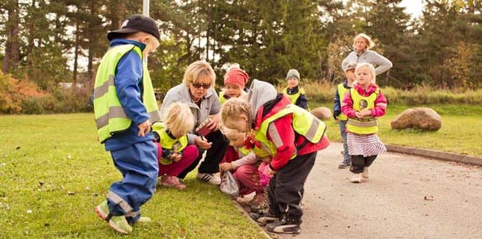 Myrans förskola är ute på ljudpromenad