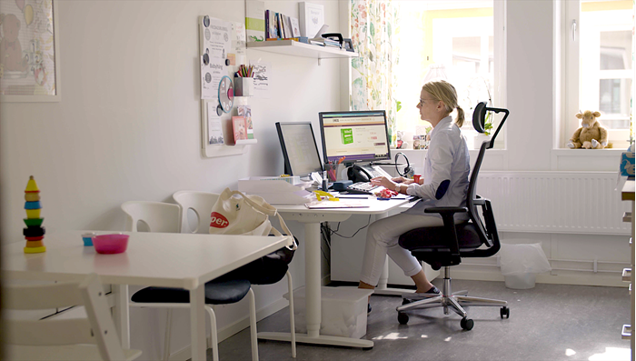 Personal sitter och arbetar vid en dator