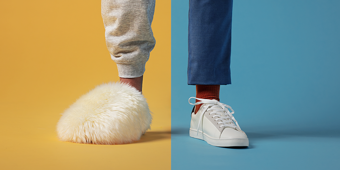 Ett ben med mysbyxor och morgontoffla och ett ben med kostymbyxa och gymnastiksko