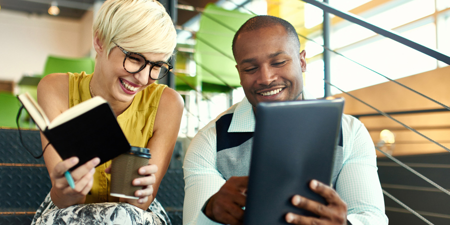 Två glada personer i samtal