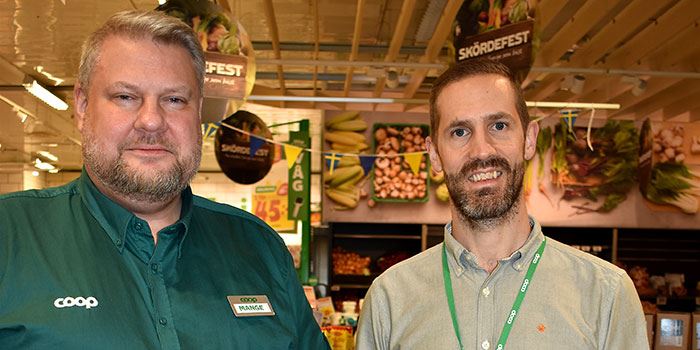 Magnus Engblom och Andreas Pettersson från Coop Östra framför furkt- och grönsaksdiskar