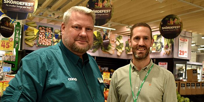  Magnus Engblom och Andreas Pettersson från Coop Östra framför furkt- och grönsaksdiskar