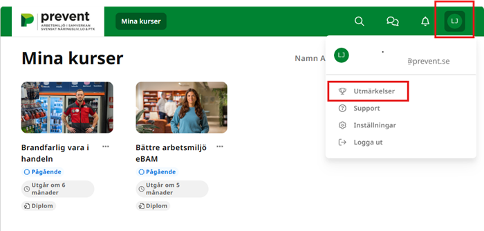 Visar att man i högra hörnet (dina initialer) kan hitta diplom via rubriken Utmärkelser
