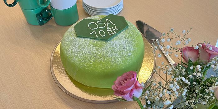 Grön princesstårta med texten OSA 10 år