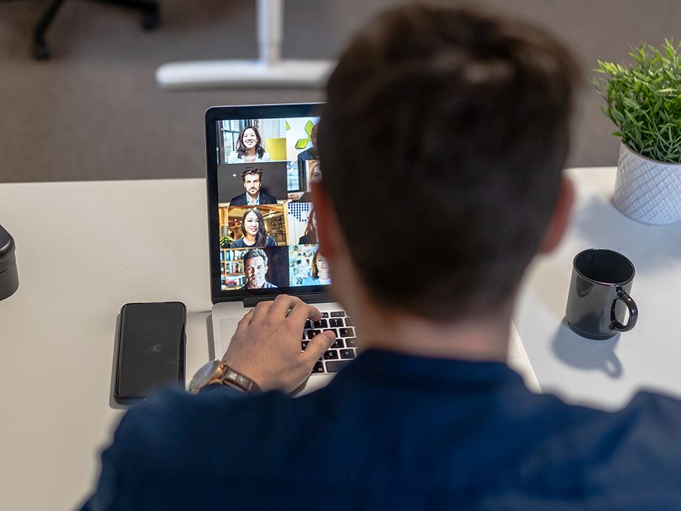 Man som deltar i digitalt möte