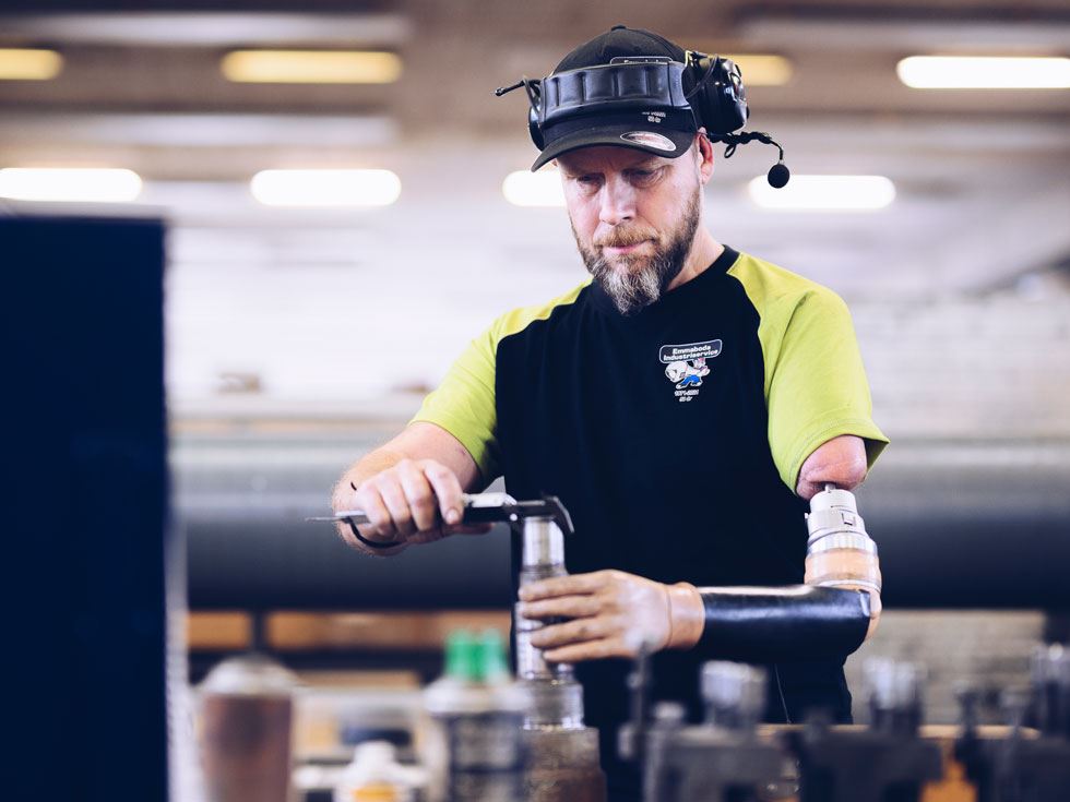 Bild på Tonney Forsberg när han jobbar med sin robotarm.