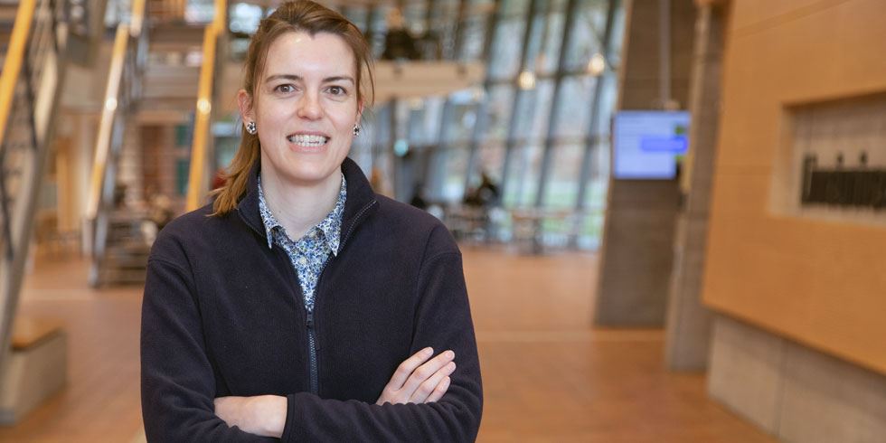 Porträtt av Joana Vicente, forskare vid institutionen för hälso- och vårdvetenskap vid Linnéuniversitetet.
