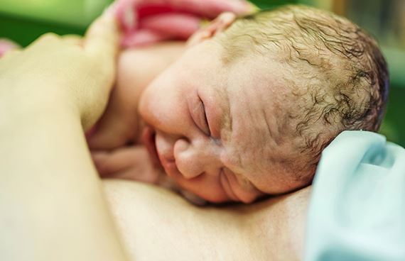 Myt att kvinnor som fött barn har högre sjukfrånvaro