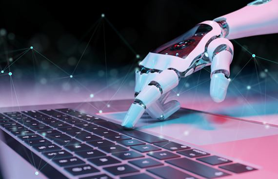 Hand från robot som använder bärbar dator Hand från robot som använder bärbar bärbar dator