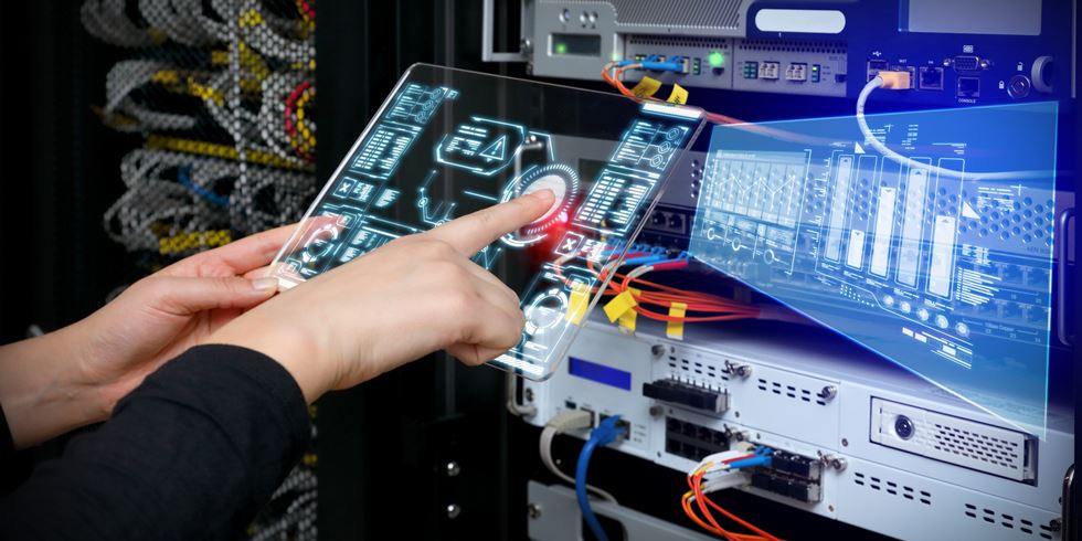 Kvinna som håller AR-enhetspanelen och analyserar systemet i serverrummet.