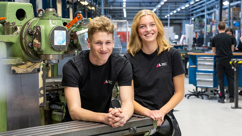 Två elever i industrimiljö