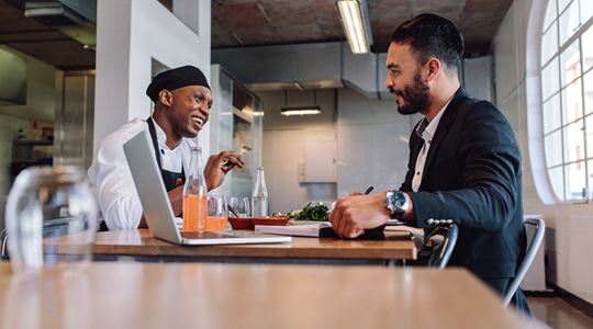 En chef i restaurangbranschen har ett möte med en medarbetare.