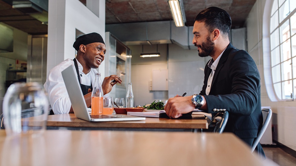 En chef i restaurangbranschen har ett möte med en medarbetare.