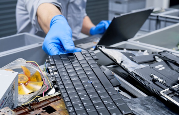 En återvinningsarbetare återvinner gamla datorer