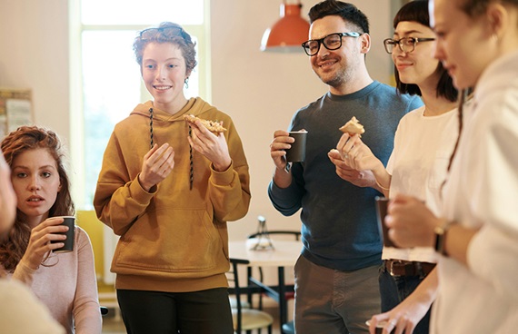 Kollegor på ett kontor fikar tillsammans.