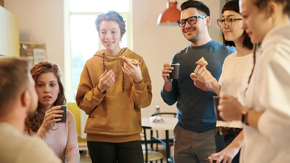 Kollegor på ett kontor fikar tillsammans.