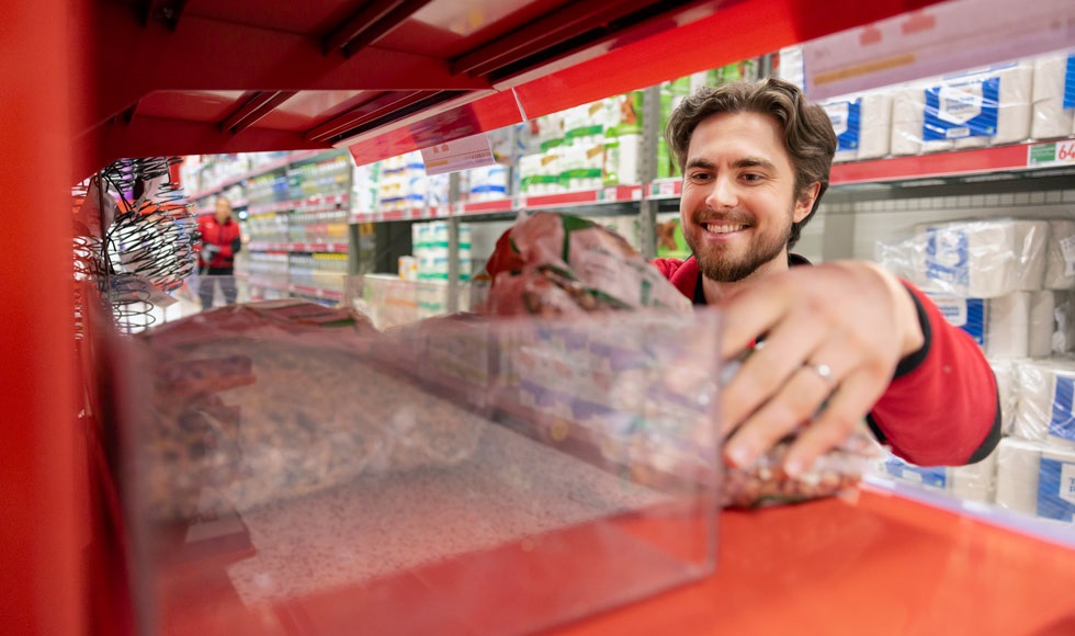 Robin Olofson drar på en vagn med varor som ska packas upp.