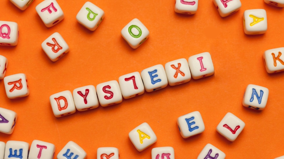 Klossar med bokstäver bildar ordet dyslexi