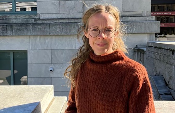 Utomhusporträtt av Emma Cedstrand i glasögon och brun tröja.