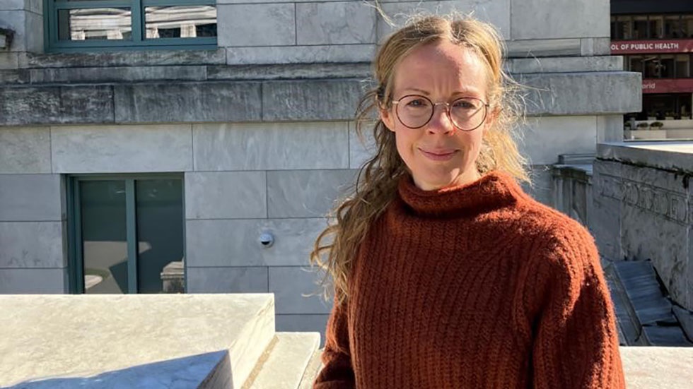 Utomhusporträtt av Emma Cedstrand i glasögon och brun tröja.