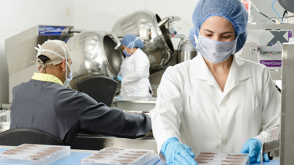En kvinnlig laboratorieanställd