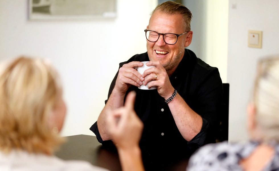 Peter Urelid fikar med två kollegor