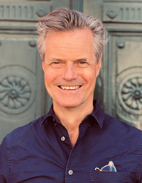 Porträttbild på Joakim Jareld i mörkblå skjorta.