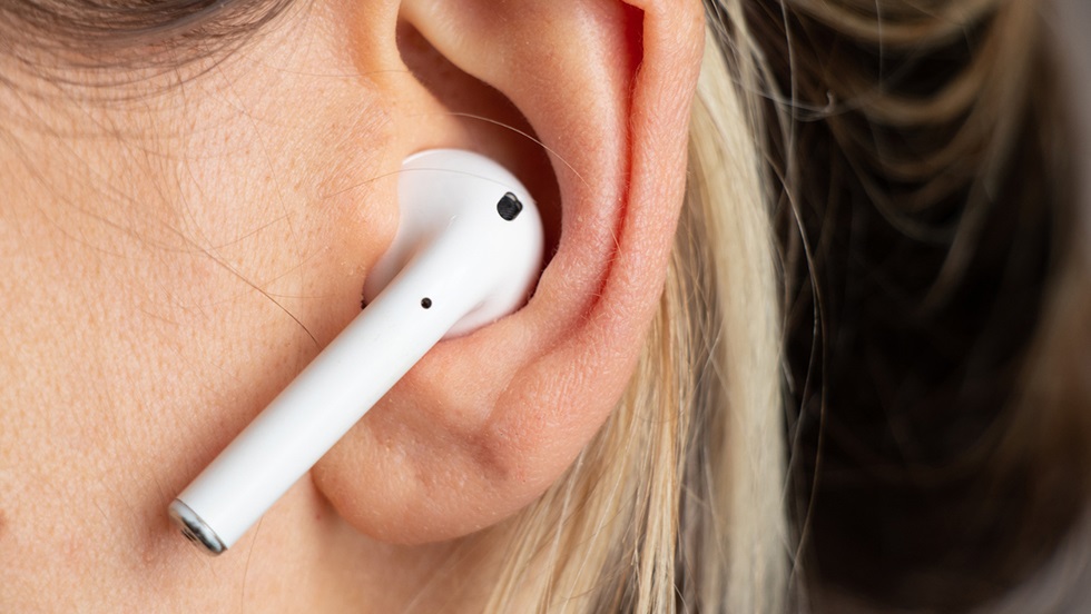 En närbild på ett öra med en airpod.