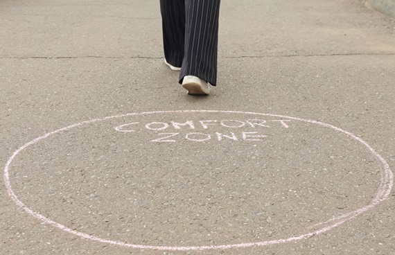 En person har klivit ur en ring på marken där det står "comfort zone".