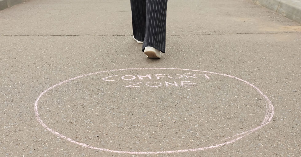 En person har klivit ur en ring på marken där det står "comfort zone".
