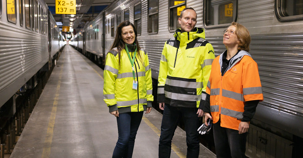 Jasna Kapetanovic, Pär Eklund och Kerstin Hanson står på en plattform mellan två tåg.