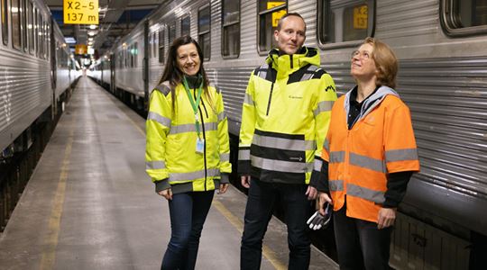 Jasna Kapetanovic, Pär Eklund och Kerstin Hanson står på en plattform mellan två tåg.