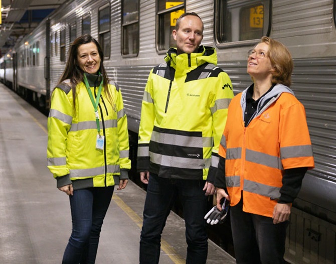 Jasna Kapetanovic, Pär Eklund och Kerstin Hanson står på en plattform mellan två tåg.