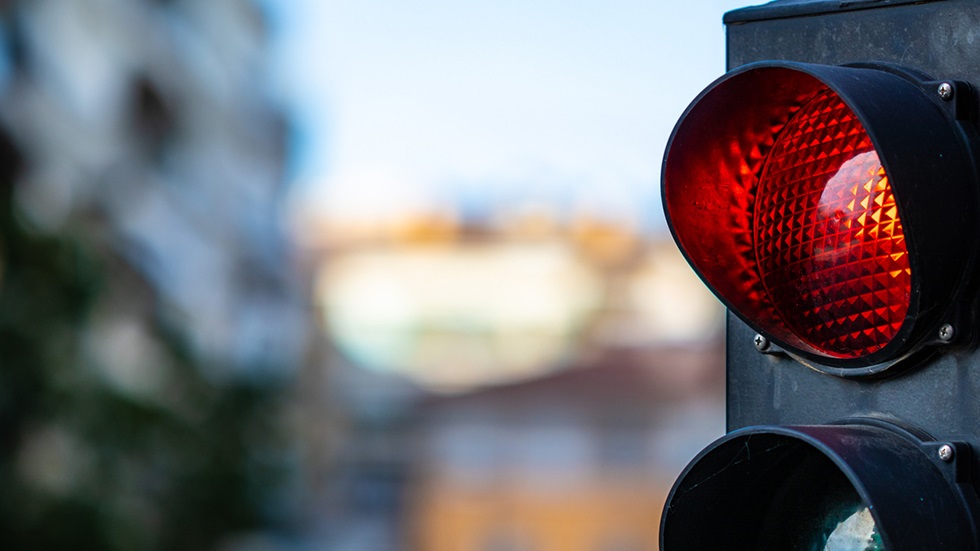 Ett trafikljus som signalerar röt ljus